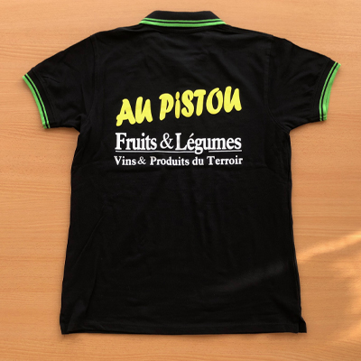 Personnalisation d'un polo au dos en serigraphie