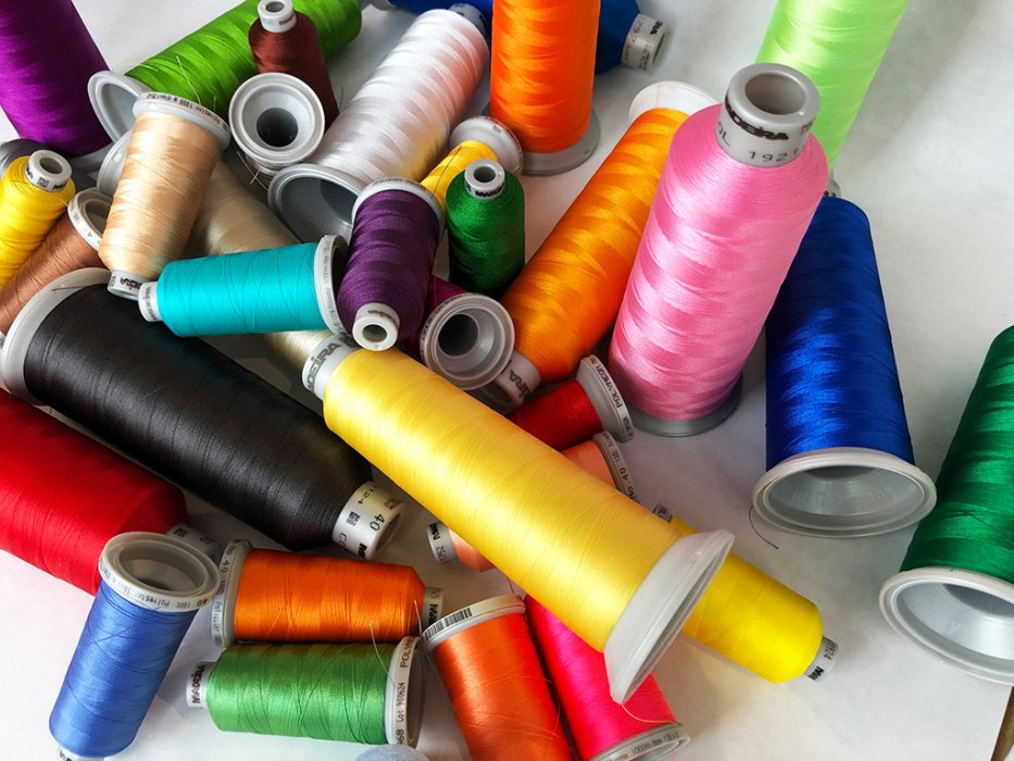Bobines de fils colorés