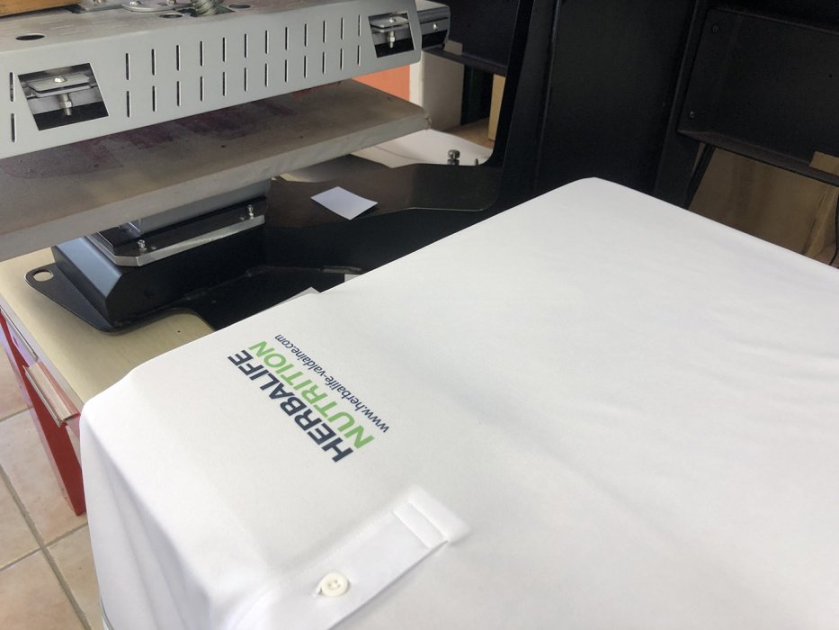 Sublimation sur le coeur d'un polo 